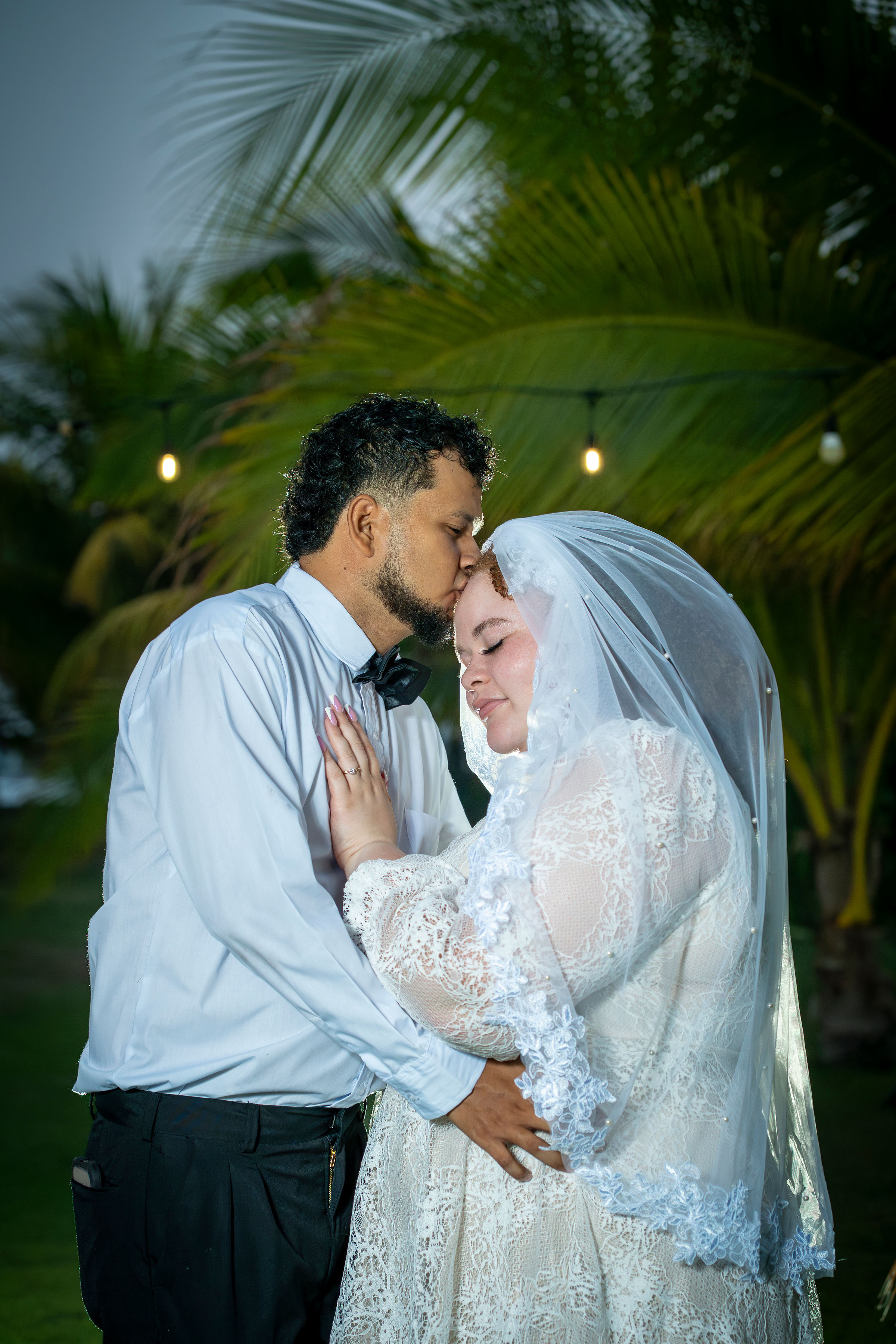 Pareja feliz recibiendo fotografías de su boda